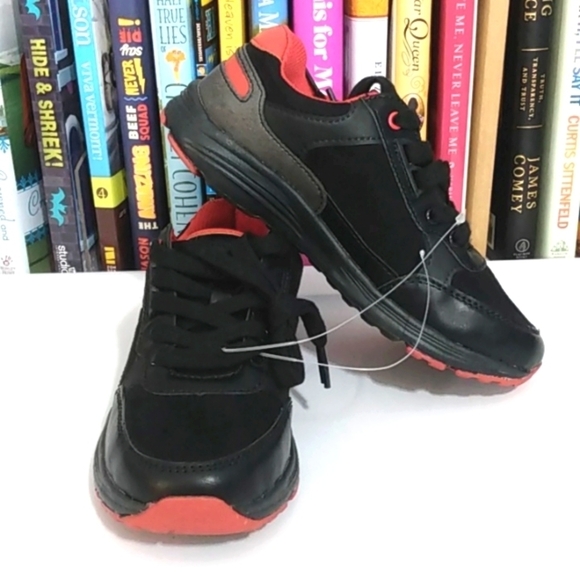 KENNETH COLE BLACK RED LACE UP LOW-TOP SNEAKERS SIZE 2 NWT - Picture 8 of 8